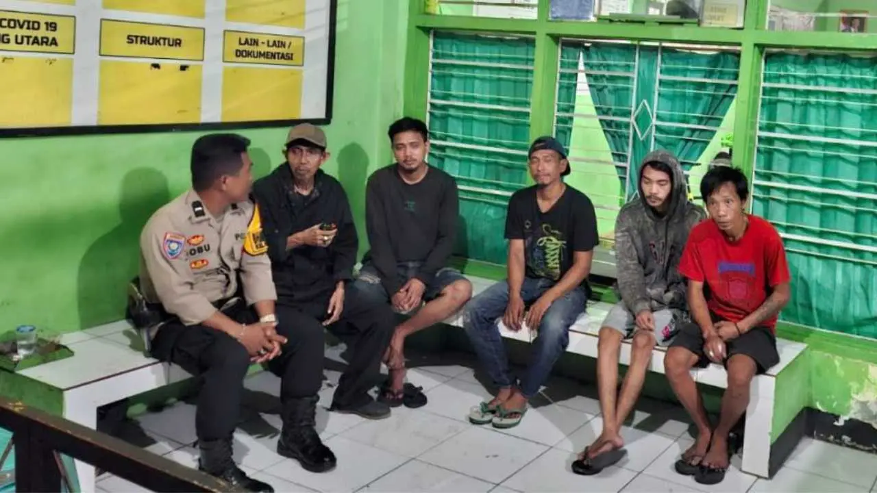 Aipda Jonas Sambang Warga: Pesan Kamtibmas Langsung dari Pintu ke Pintu!