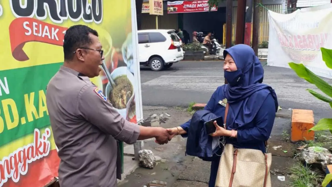 Bhabinkamtibmas Polsek Makassar Aktif Sambang, Ajak Warga Jaga Lingkungan