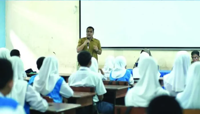 Kominfo Makassar Gencarkan Literasi Keamanan Digital di SMPN 10