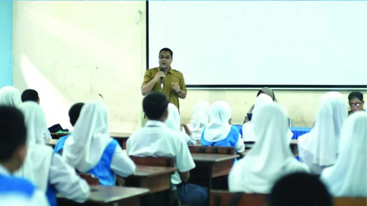 Kominfo Makassar Gencarkan Literasi Keamanan Digital di SMPN 10