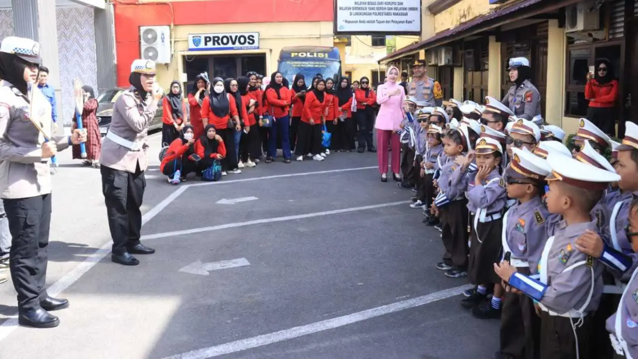 Ceria dan Antusias: Anak-anak TK Kemala Bhayangkari 06 Tallo Kunjungi Polrestabes Makassar