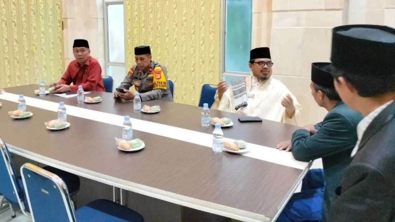 Kapolsek Bontoala Jalin Silaturahmi dengan Pengurus Masjid Raya Makassar Jelang Ramadan