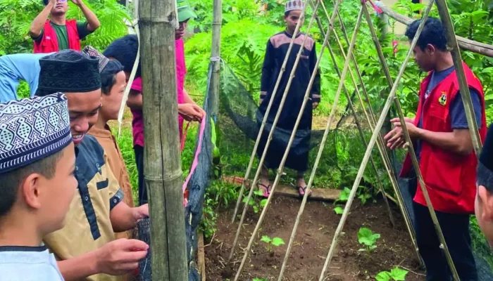 Mahasiswa KKN-T Unhas Latih Santri dalam Pertanian Dasar di Pesantren Agrowisata