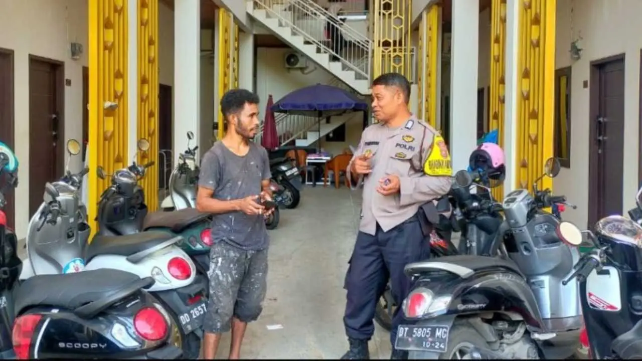 Bhabinkamtibmas Tamalanrea Jaya Sambangi Kos-kosan, Titip Pesan Keamanan