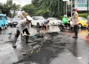 Polisi Bersihkan Bekas Bakar Ban Usai Unjuk Rasa