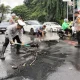 Polisi Bersihkan Bekas Bakar Ban Usai Unjuk Rasa