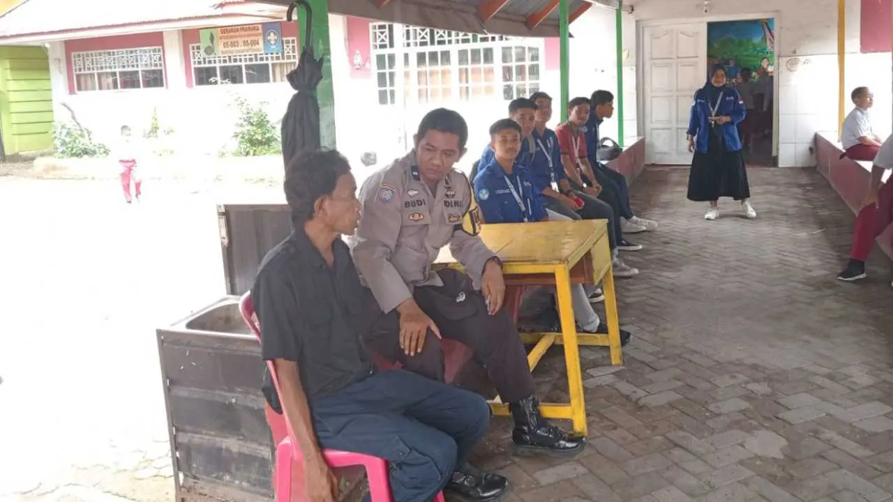 Bhabinkamtibmas Mattoanging Pantau Wilayah, Jalin Komunikasi dengan Warga