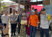 Kapolres Jeneponto Serahkan Bantuan Sembako bagi Korban Kebakaran di Desa Gantarang Kelara