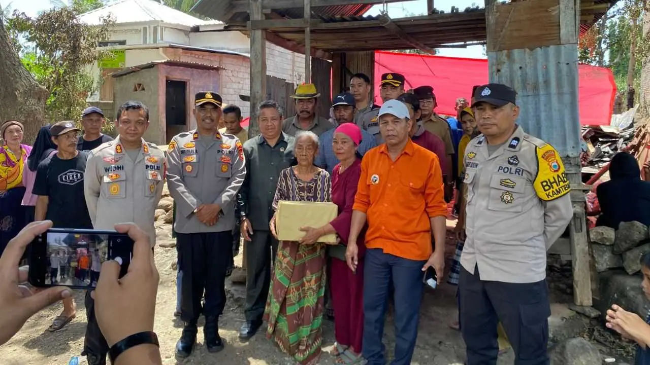 Kapolres Jeneponto Serahkan Bantuan Sembako bagi Korban Kebakaran di Desa Gantarang Kelara