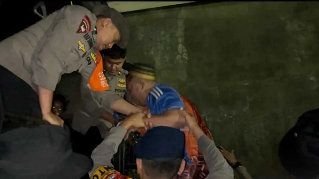 Makassar Dikepung Banjir, Brimob Turun Tangan Evakuasi Warga