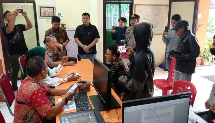 Warga Daya Geruduk Kantor Lurah, Tuntut Pencopotan Lurah