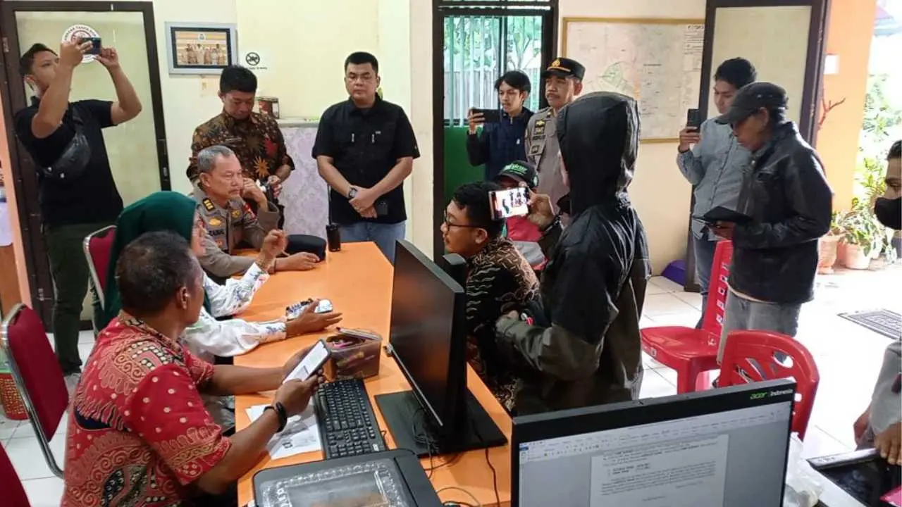 Warga Daya Geruduk Kantor Lurah, Tuntut Pencopotan Lurah