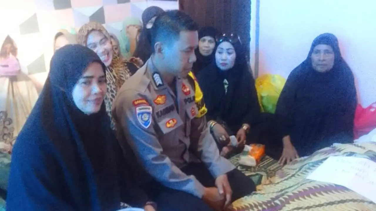 Tunjukkan Empati, Bhabinkamtibmas Karunrung Melayat ke Rumah Duka Warga