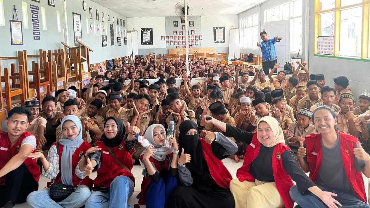 Mahasiswa KKNT Unhas Gelar Sosialisasi Ecobrick di MTS/MA Al Islami Bungeng