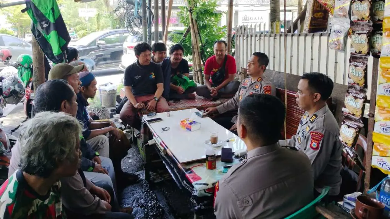 Bhabinkamtibmas Mariso Aktif Pantau Wilayah, Jalin Kemitraan dengan Driver Gojek