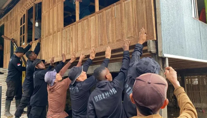 Aksi Cepat Brimob Sulsel: Evakuasi dan Pembongkaran Rumah Terdampak Longsor di Soppeng