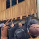 Aksi Cepat Brimob Sulsel: Evakuasi dan Pembongkaran Rumah Terdampak Longsor di Soppeng
