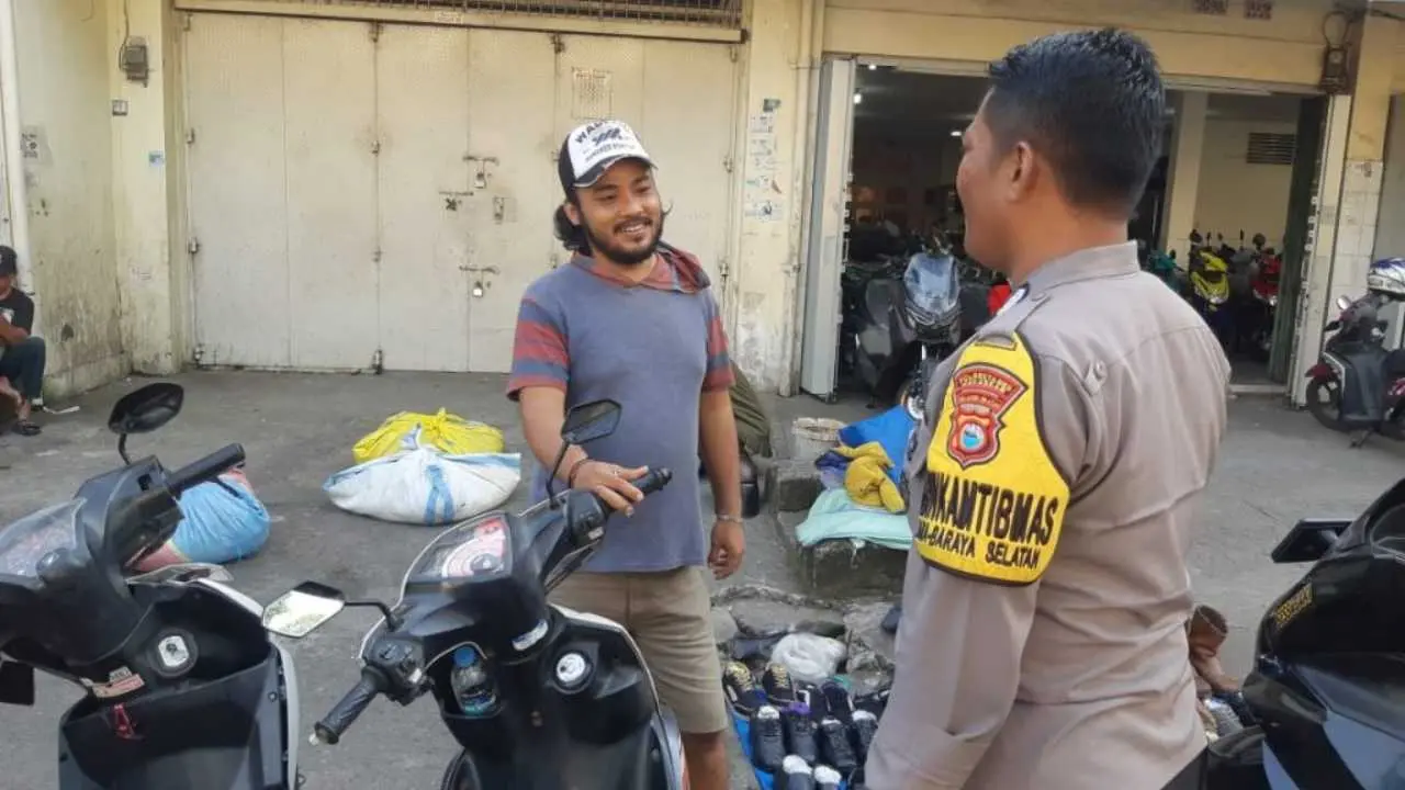 Bripka Oktavianus Gencarkan Edukasi Jukir Cegah Curanmor di Jalan Sungai Saddang