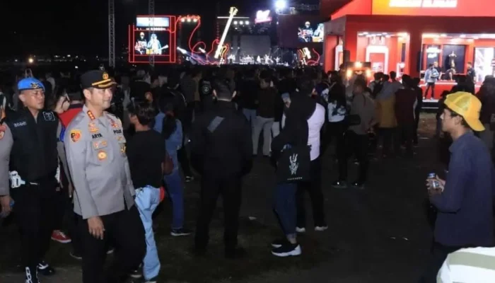 Ribuan Penonton Padati Konser Iwan Fals, Kapolrestabes Makassar Jamin Keamanan Terjaga