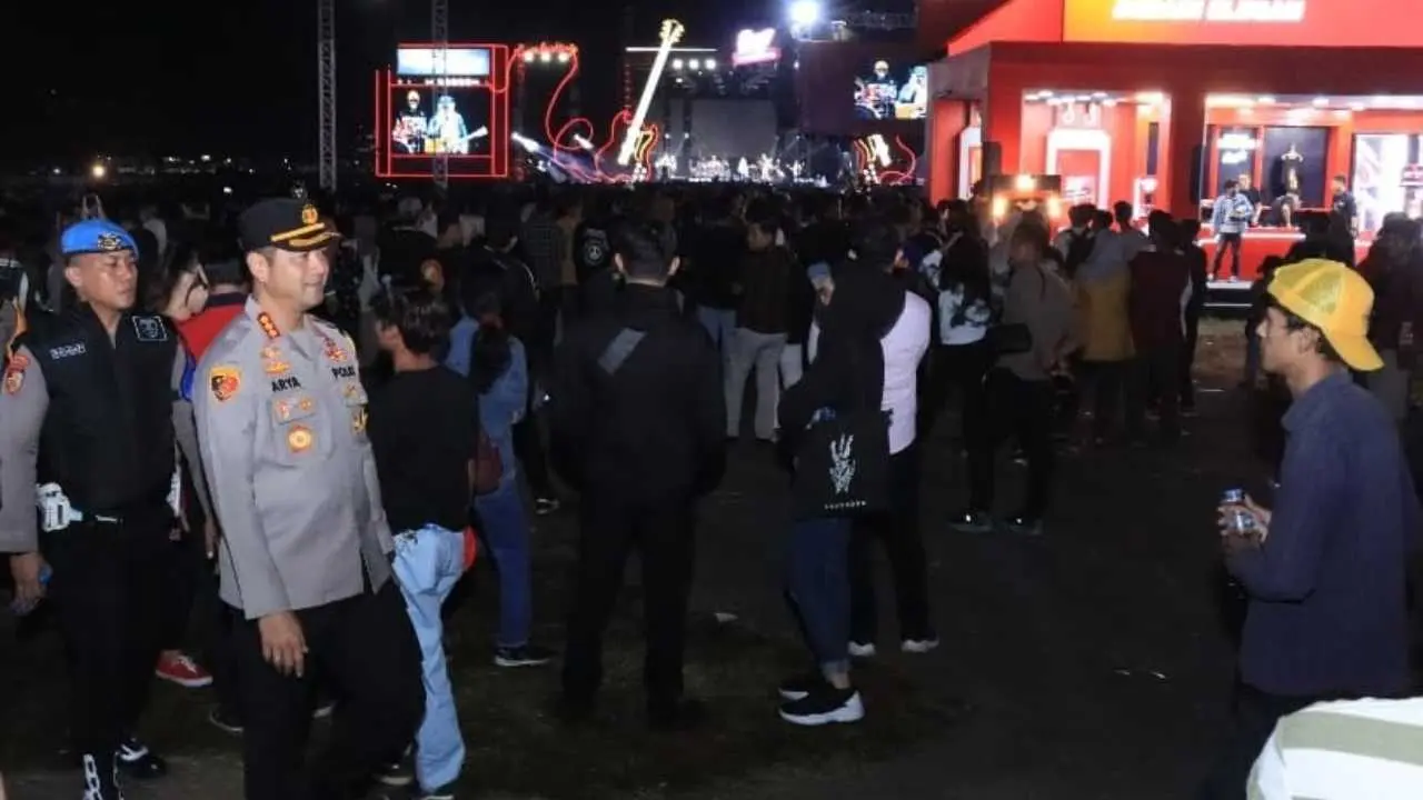 Ribuan Penonton Padati Konser Iwan Fals, Kapolrestabes Makassar Pastikan Keamanan Terjaga