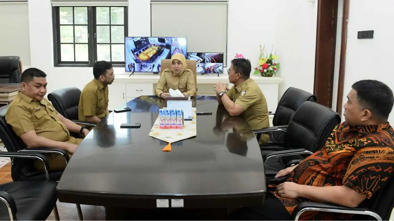 Sekda Irwan Adnan Dampingi Aliyah Mustika Ilham Berkeliling Balai Kota di Hari Pertama