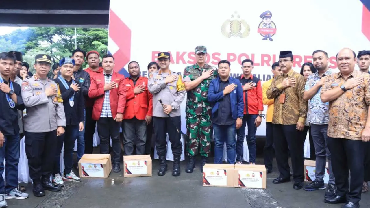 Polrestabes Makassar dan Mahasiswa Bersatu Salurkan Ratusan Paket Sembako Sambut Ramadan 2 Polrestabes Makassar dan Mahasiswa Bersatu Salurkan Ratusan Paket Sembako Sambut Ramadan