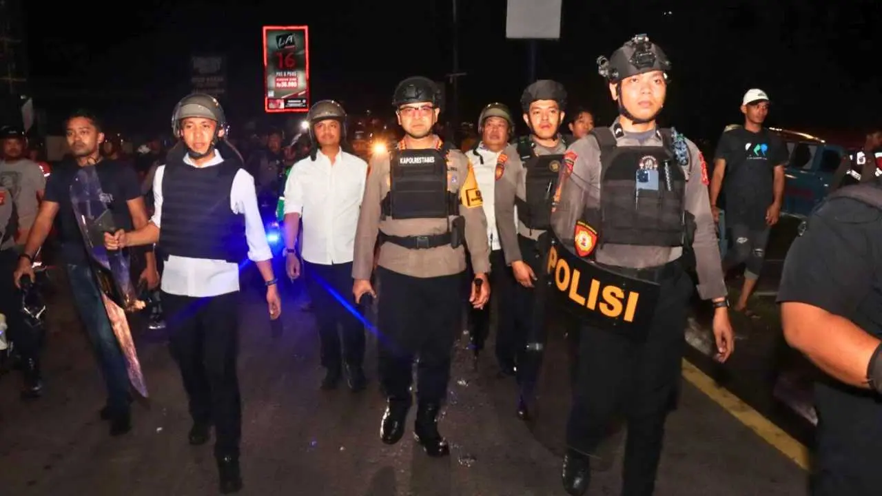 Blokade Jalan Hingga Larut Malam, Polisi Bubarkan Demonstrasi di Depan Kampus UMI Makassar