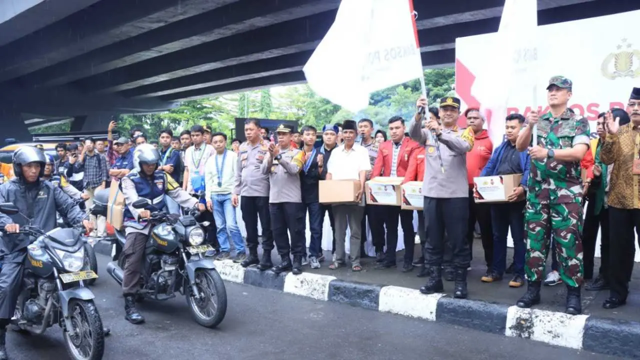 Polrestabes Makassar dan Mahasiswa Bersatu Salurkan Ratusan Paket Sembako Sambut Ramadan