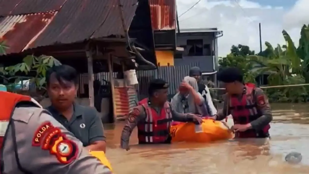 Makassar-Maros Diterjang Banjir, Polri Bergerak Cepat Bantu Warga Terdampak