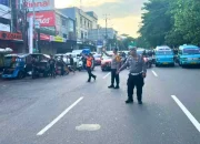 Kapolsek Bontoala Turun Tangan Atur Lalu Lintas di Pasar Terong: Urai Kemacetan Sore Hari