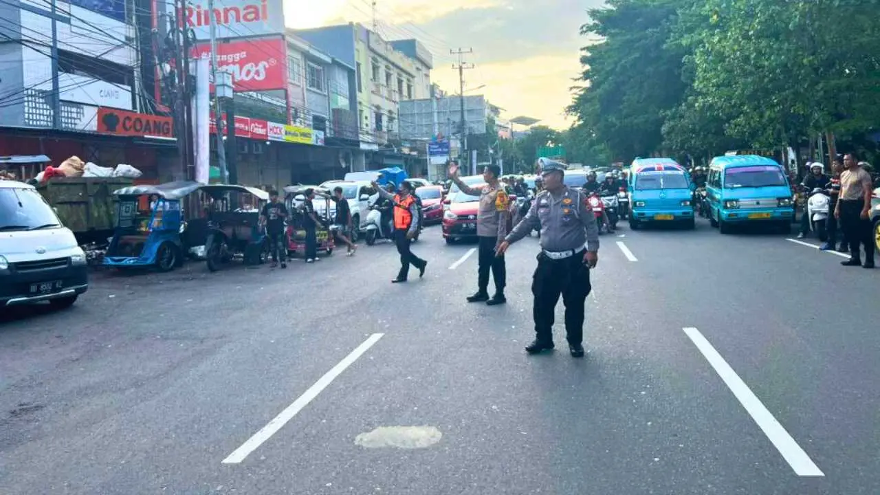Kapolsek Bontoala Turun Tangan Atur Lalu Lintas di Pasar Terong: Urai Kemacetan Sore Hari