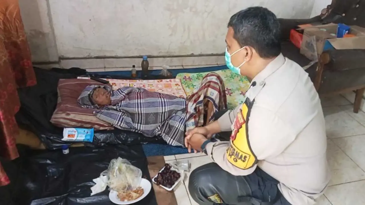 Bhabinkamtibmas Polsek Manggala Jalin Silaturahmi, Beri Dukungan Moril Warga Sakit