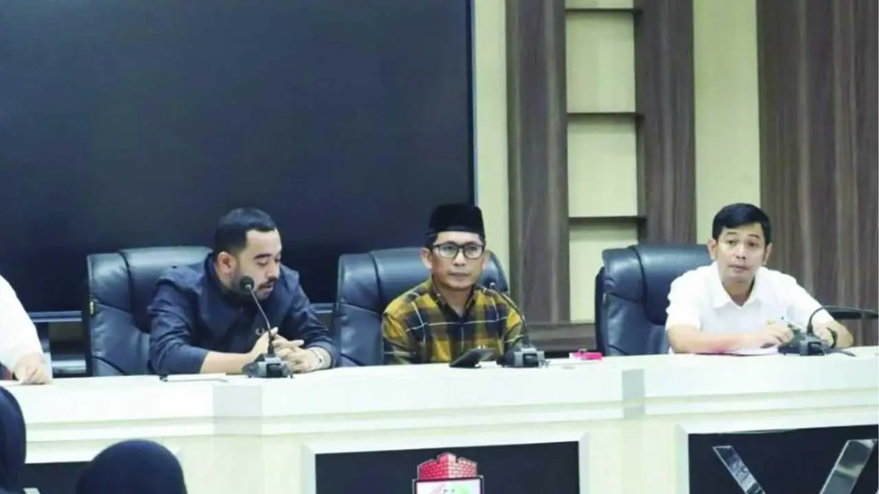 Ratusan Guru di Makassar Geruduk DPRD, Tuntut Pencairan Tunjangan Sertifikasi