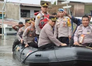 Kapolrestabes Makassar Sigap Bantu Korban Banjir di Manggala