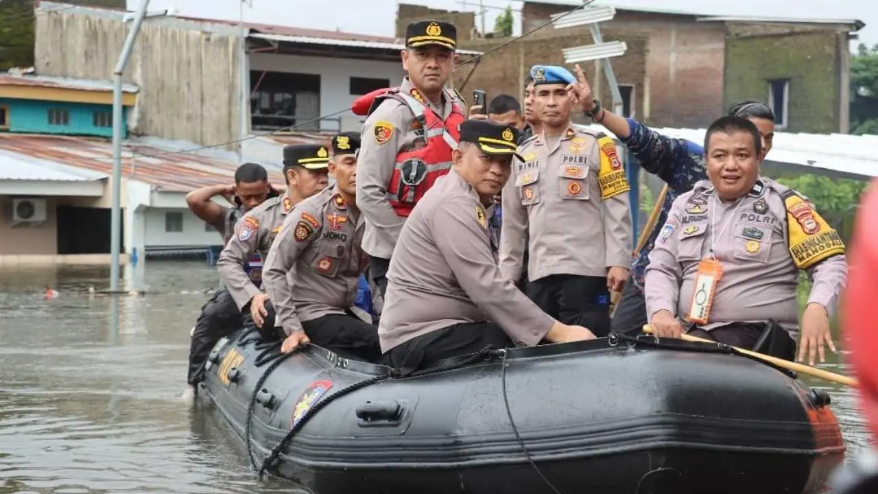Kapolrestabes Makassar Sigap Bantu Korban Banjir di Manggala