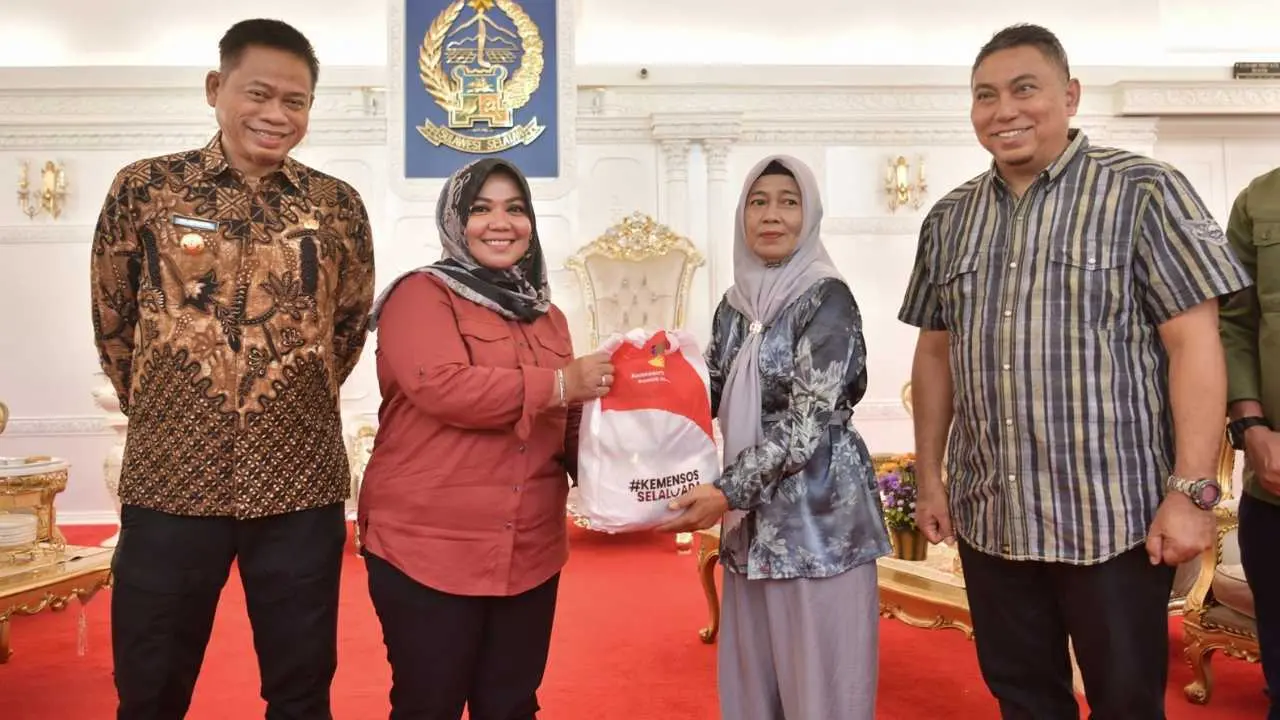 Pj Gubernur Sulsel dan Kemensos Salurkan 3.000 Paket Bantuan untuk Korban Banjir