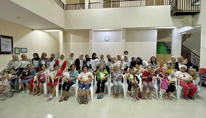 Kebersamaan Penuh Cinta di Panti Werdha Theodora: Relawan Involuntir Makassar Hadirkan “Blooming Bonds” di Hari Valentine
