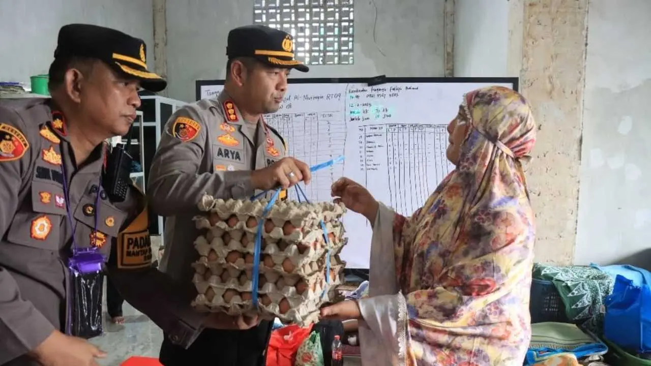 Kapolrestabes Makassar Sigap Bantu Korban Banjir di Manggala