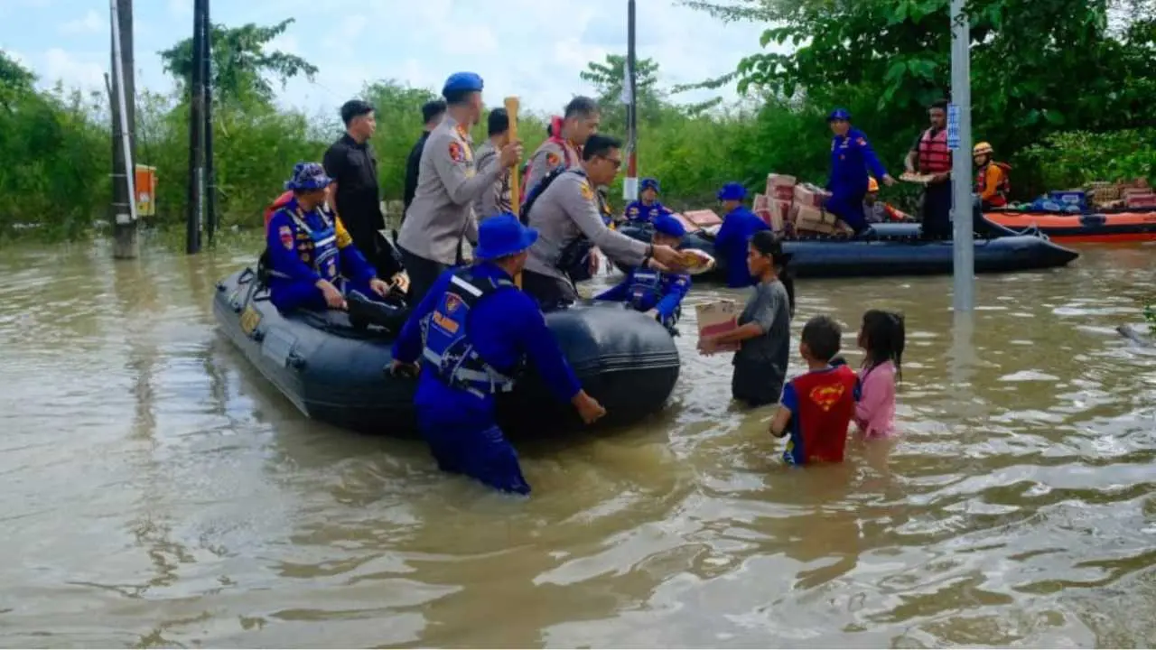 Kapolda Sulsel Tinjau Langsung Kondisi Korban Banjir di Manggala, Salurkan Bantuan Sembako