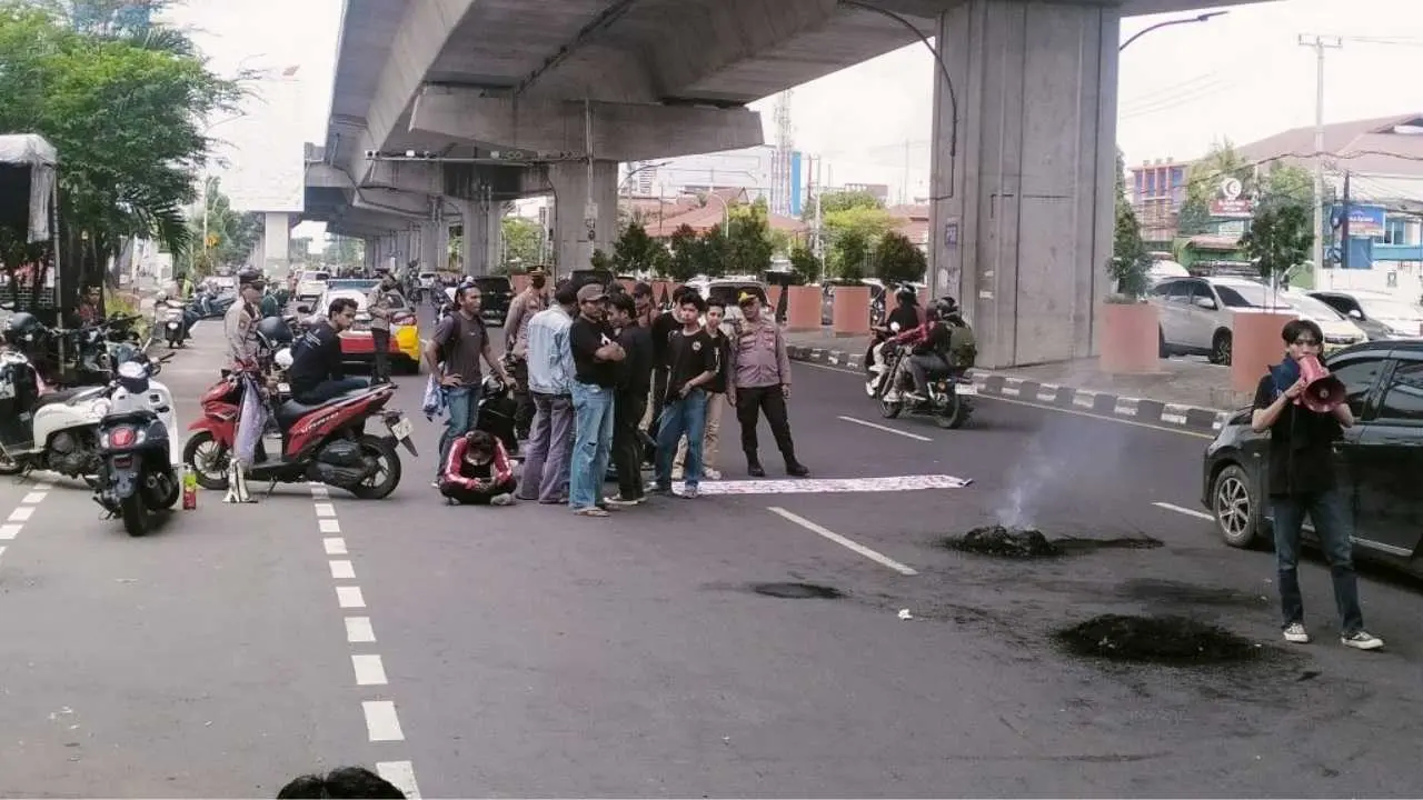 Kapolsek Rappocini Pimpin Pengamanan Unjuk Rasa Damai di DPRD Makassar