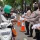 Polwan Makassar Berbagi Berkah Ramadhan dengan Takjil di Jalanan