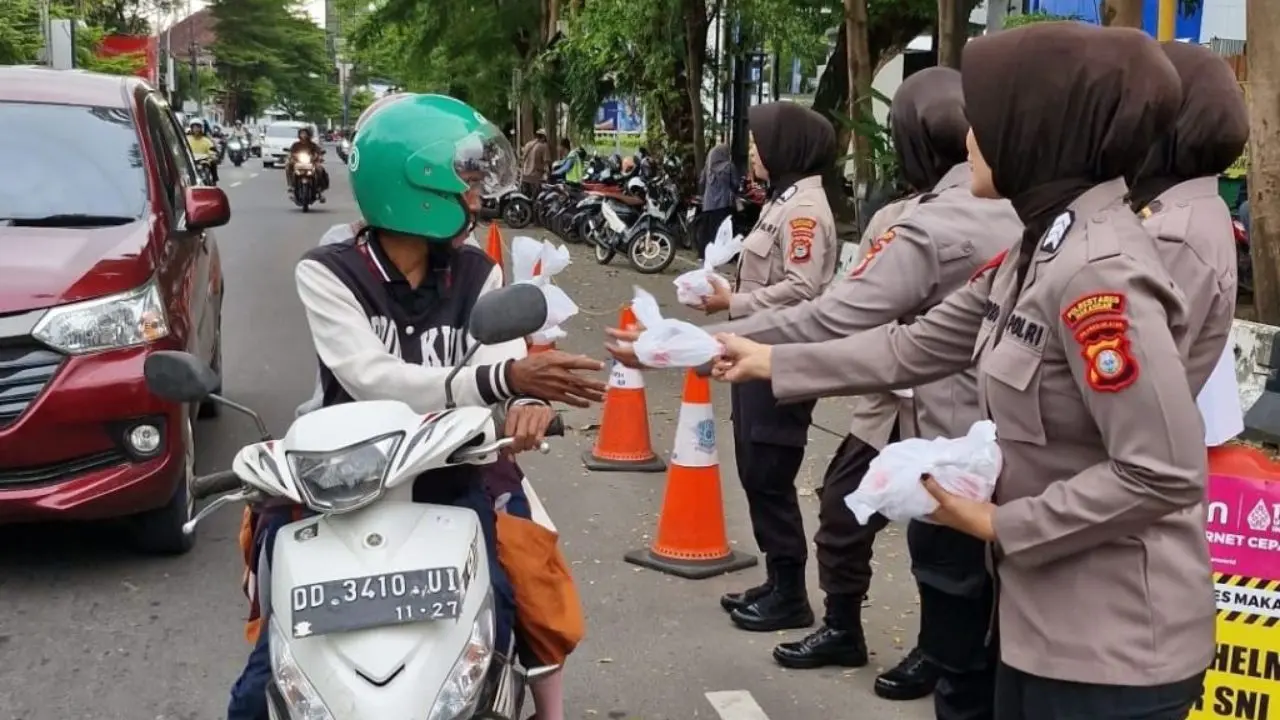 Polwan Makassar Berbagi Berkah Ramadhan dengan Takjil di Jalanan