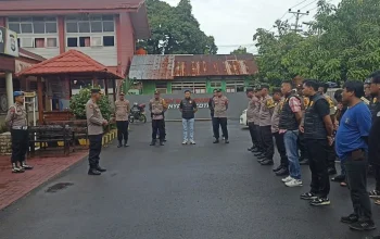 Kapolsek Makassar Pimpin Apel Pengamanan Malam Takbiran Idul Fitri 1446 H 6 Kapolsek Makassar Pimpin Apel Pengamanan Malam Takbiran Idul Fitri 1446 H
