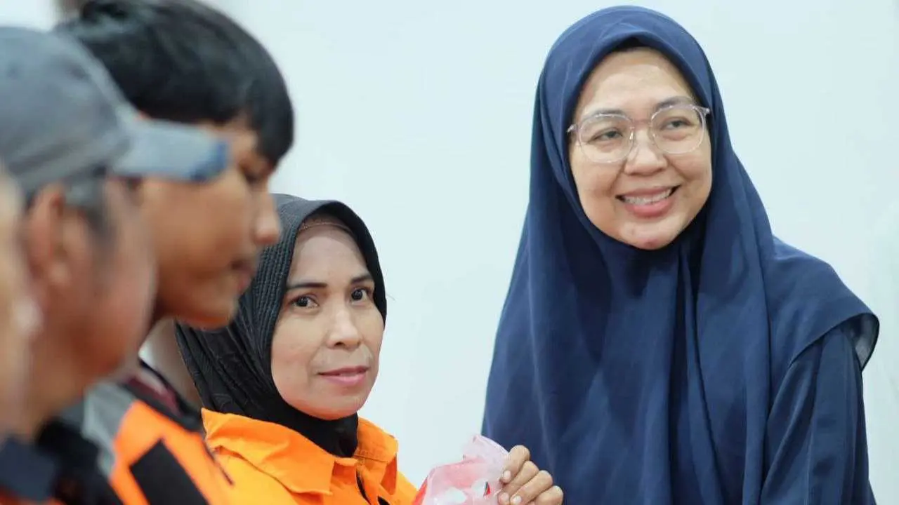 Peduli Ramadan: Permabudhi Sulsel dan TP PKK Makassar Bagikan Sembako untuk Petugas Kebersihan