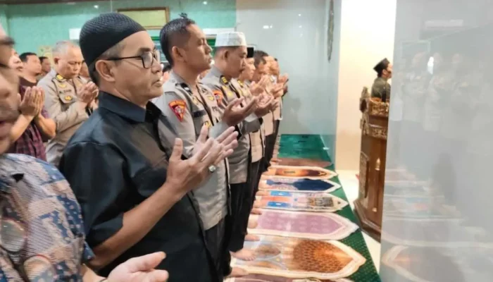 Jajaran Polrestabes Makassar Sholat Ghoib untuk 3 Anggota Polri yang Gugur di Way Kanan