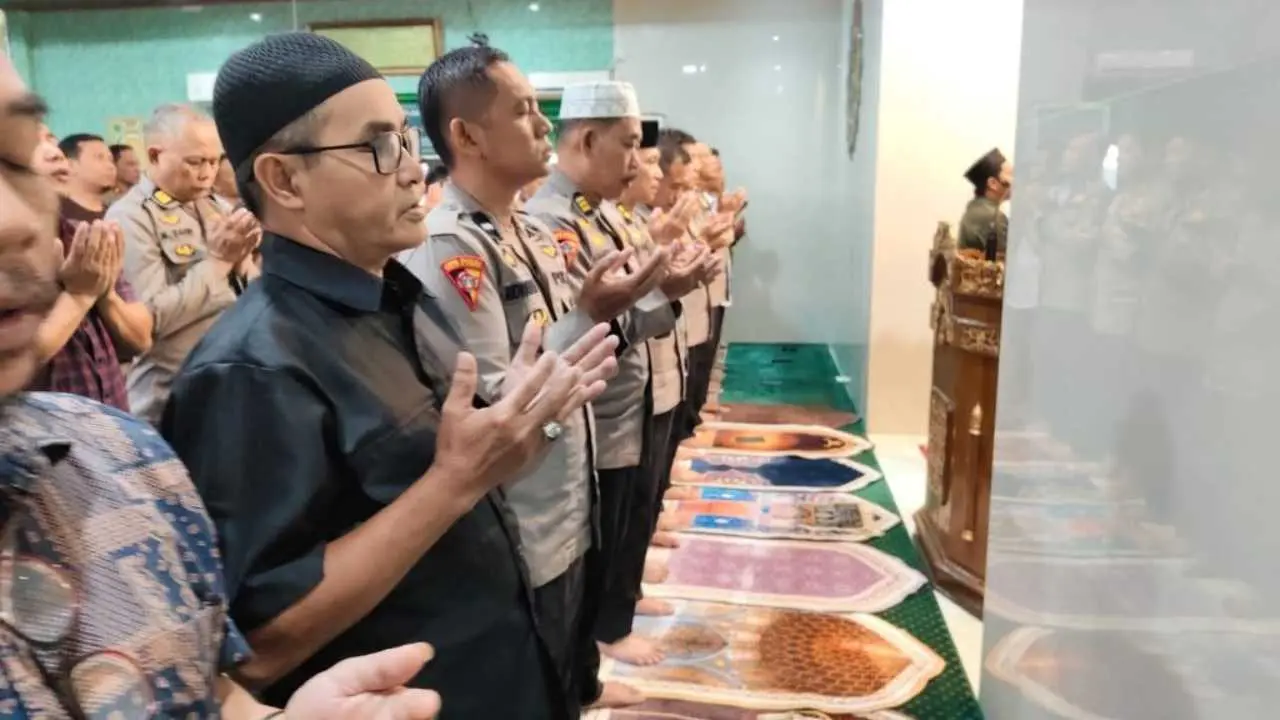 Jajaran Polrestabes Makassar Sholat Ghoib untuk 3 Anggota Polri yang Gugur di Way Kanan