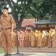 Bupati Jeneponto, Paris Yasir, juga melakukan pengecekkan bagi ASN peserta upacara yang hadir dan tidak hadir