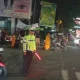 Polsek Bontoala Kawal Kelancaran Lalin di Depan Masjid Al Markaz Saat Tarawih