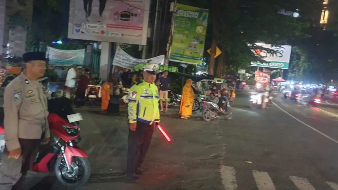 Polsek Bontoala Kawal Kelancaran Lalin di Depan Masjid Al Markaz Saat Tarawih