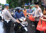 Berkah Ramadan, Kapolrestabes Makassar dan Personel Reskrim Bagikan Takjil kepada Pengendara